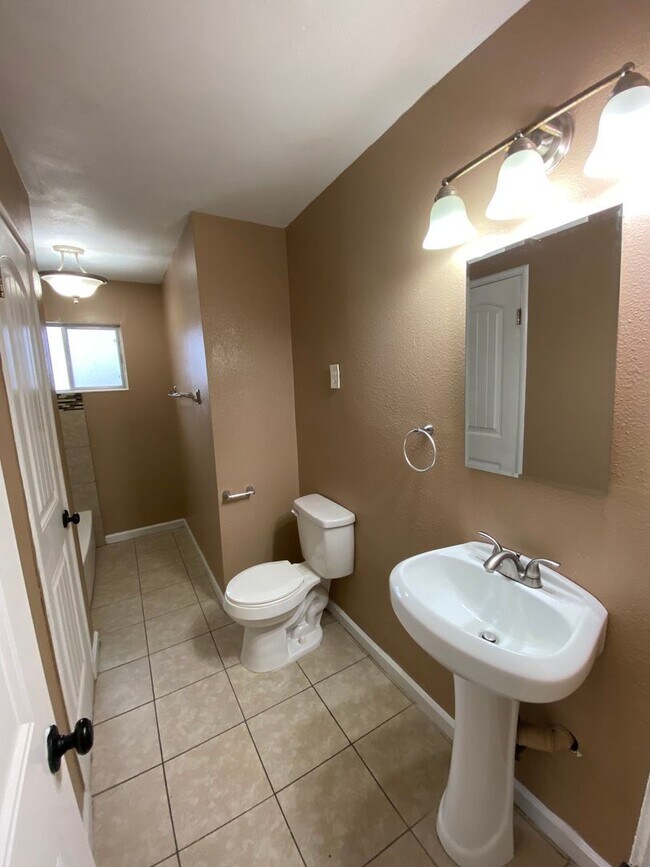 Building Photo - Spacious home Available Now!