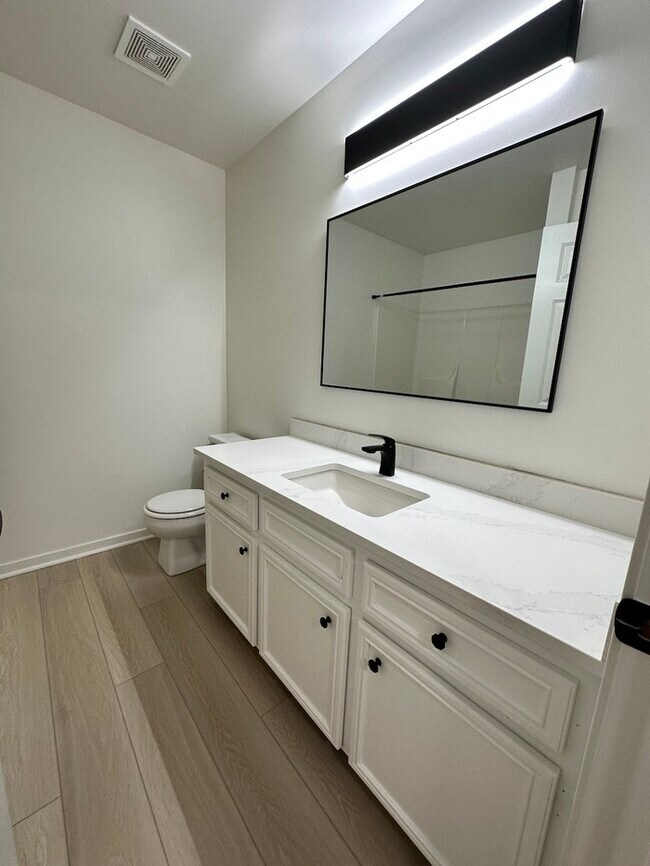 Building Photo - Grandville Condo 3 Bedroom and 2.5 Bathrooms