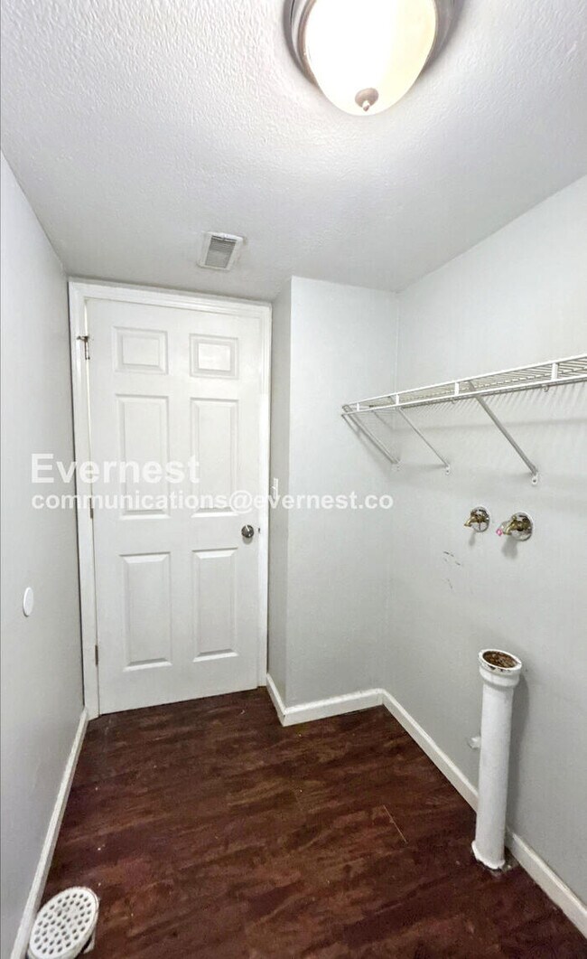 Building Photo - 3 Bed, 2 Bath Home with Carport / Pet-Frie...