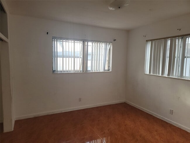 Building Photo - 410 SW 11th Ave