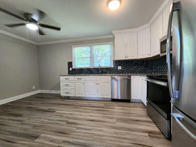Building Photo - 445 Summerland Dr