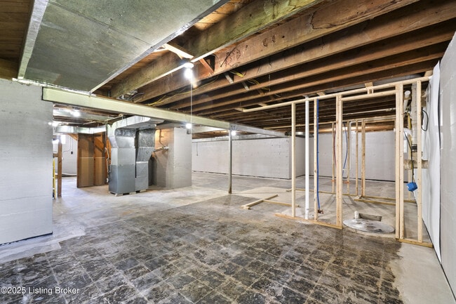 Building Photo - 8002 Watterson Trail