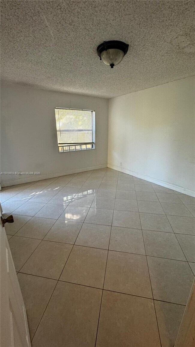 Building Photo - 9999 Summerbreeze Dr