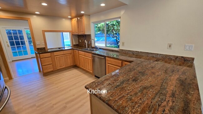 Building Photo - 4844 Westmont Ave
