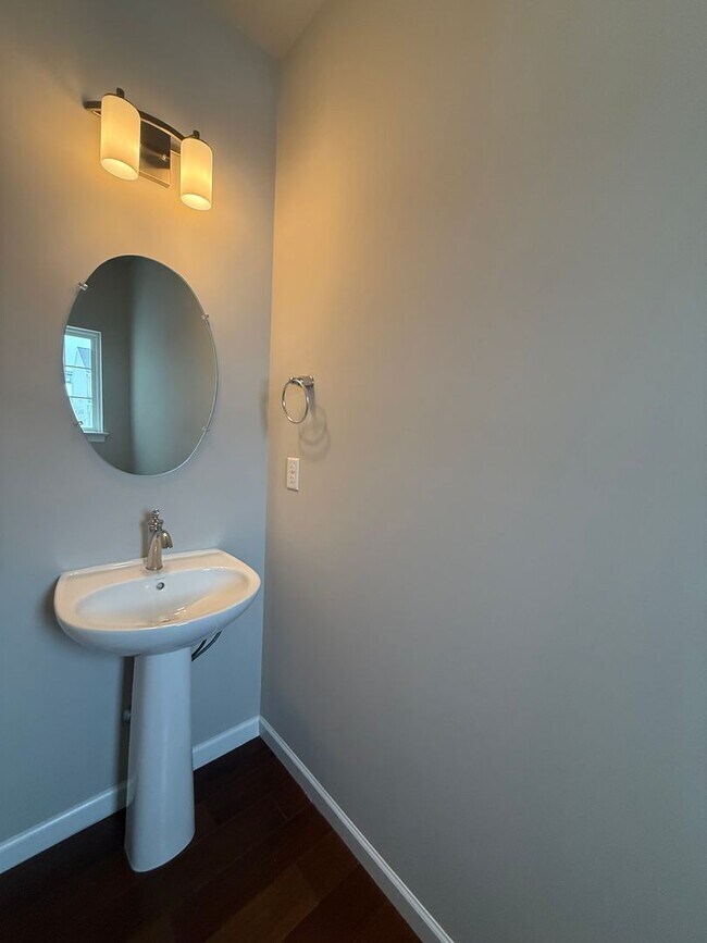 Building Photo - 3 bedroom 2.5 bathroom townhome for rent