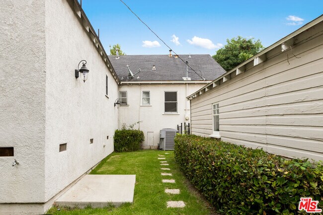 Building Photo - 2127 Benecia Ave