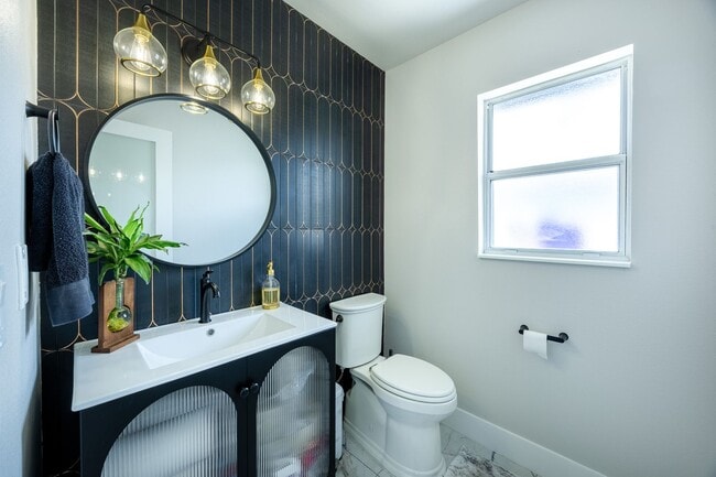 Building Photo - Fully Renovated 4 Bed/ 2.5 Bath Home in Wi...