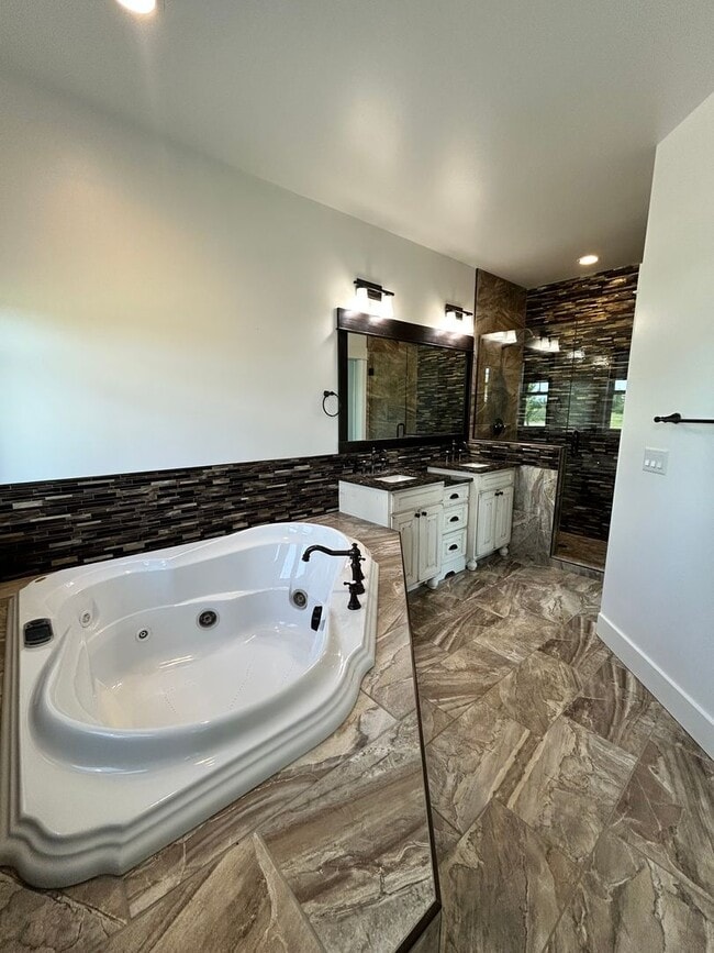 Building Photo - Stunning luxury rental!