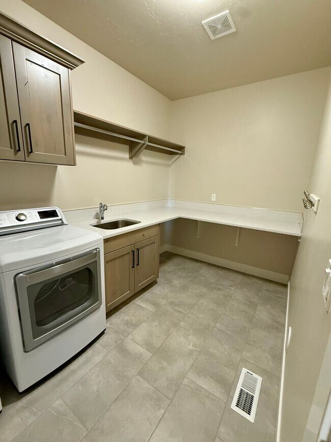 Building Photo - Welcome to this stunning 5-bedroom, 3.5-ba...