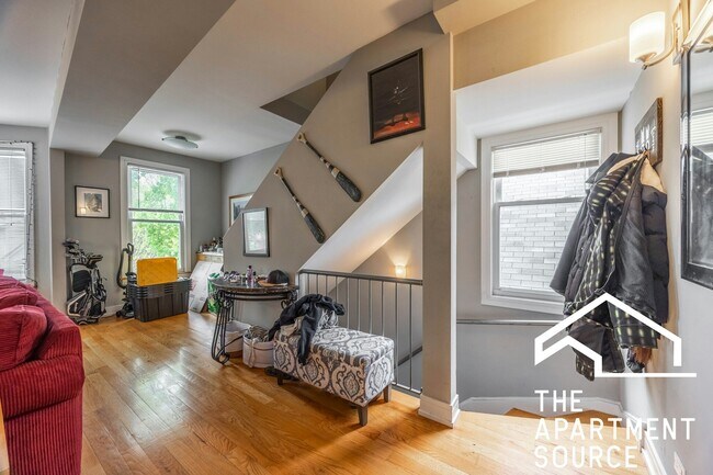 Building Photo - 3023 N Oakley Ave