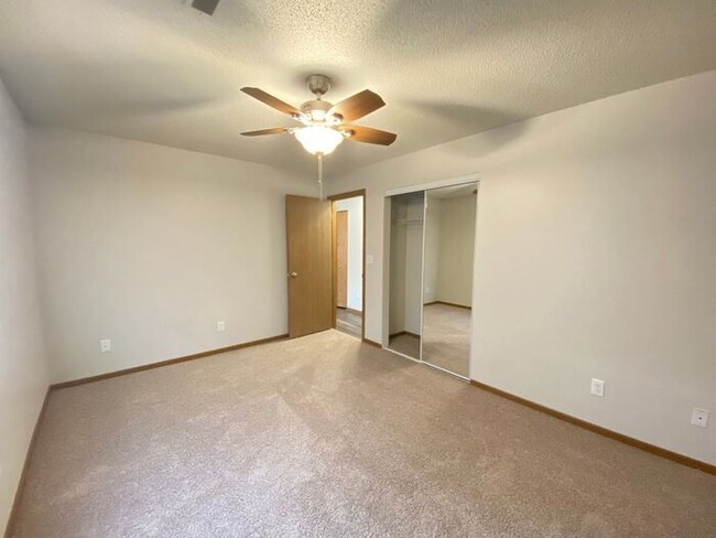 Building Photo - $1,095 | 2 Bedroom, 1 Bathroom 2nd Floor C...