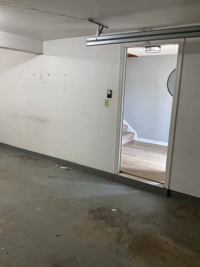 Building Photo - Large 3 Bedroom 2.5 bath townhome with additional finished room.