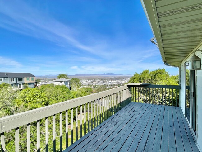 Building Photo - Gorgeous Home with Stunning Views!