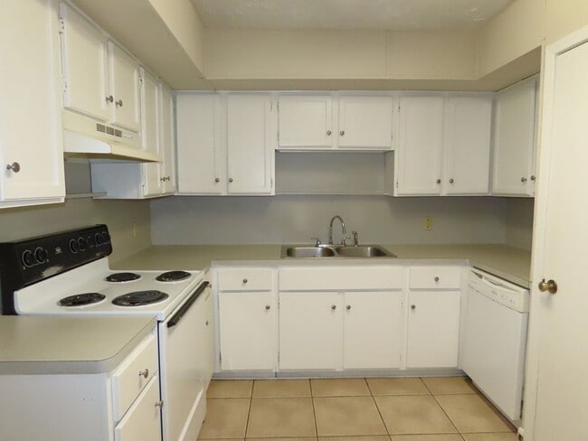 Building Photo - South Tyler! Spacious 3 Bedroom, 2 Bath Du...