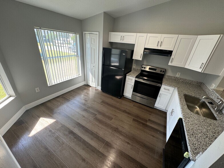 Building Photo - 375 Greenwich Ct