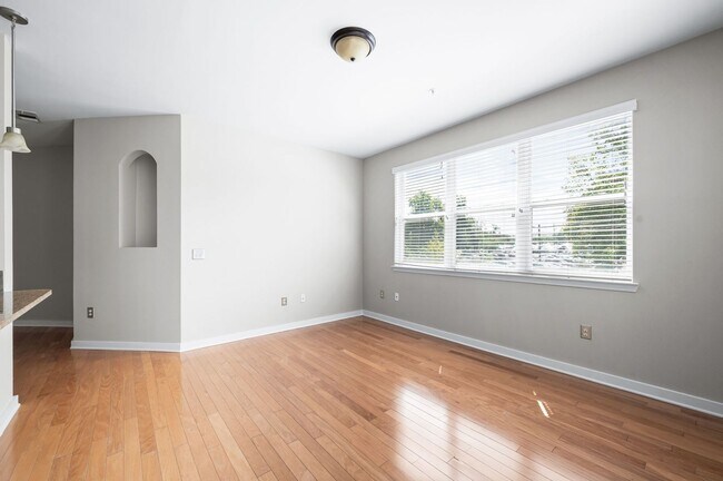 Building Photo - Spacious 3BR/2BA end unit at Bristol West ...