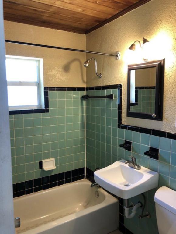 Building Photo - 818 Orange St