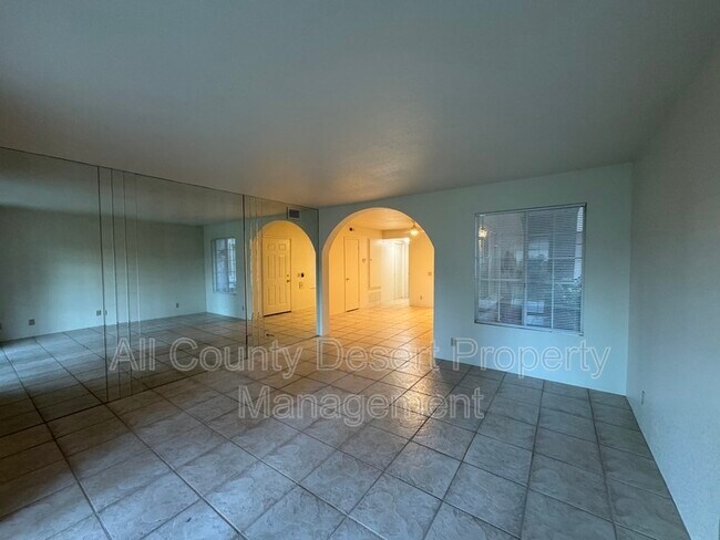 Building Photo - 2701 E Mesquite Ave