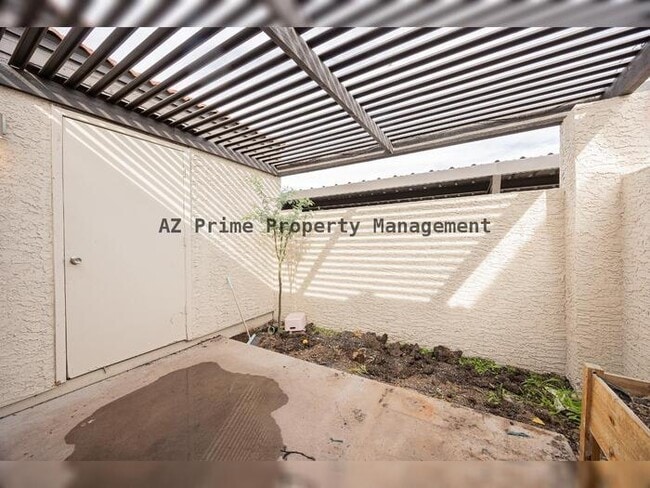 Building Photo - 2127 E 10th St