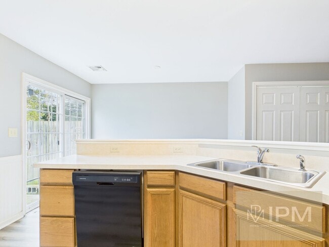Building Photo - 1/2 First Months Rent!! Bright 2 Bed, 1.5 Bath Townhome in New Cumberland!