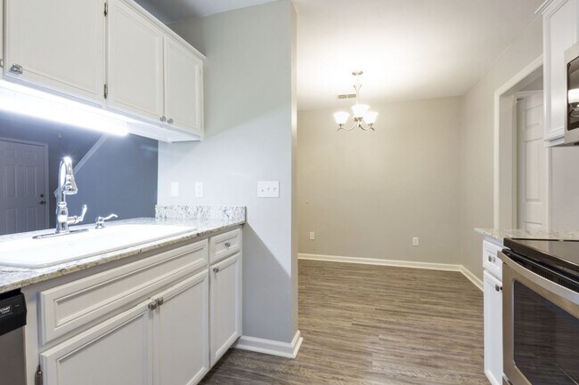 Building Photo - 3BR/3BA townhome with new painting and sta...