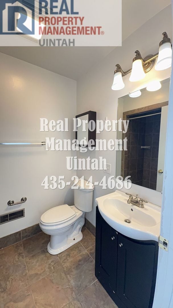 Building Photo - One level living with 4 bedrooms, 2 bathro...