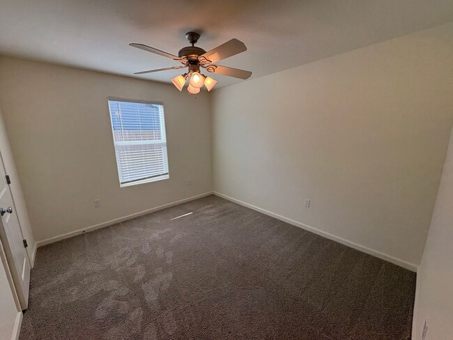 Building Photo - Tulare smart home, DR HORTON built home Available Now! Energy efficient