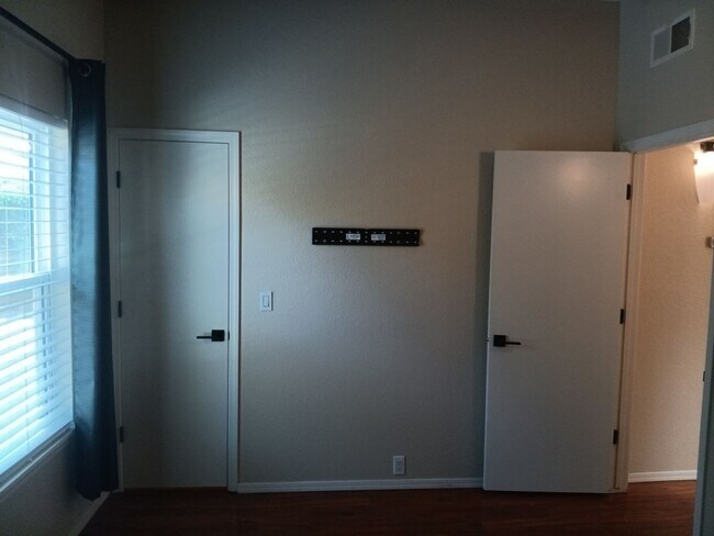 Building Photo - 3 Bedroom, 2 Bathroom Home! Schedule a Showing!