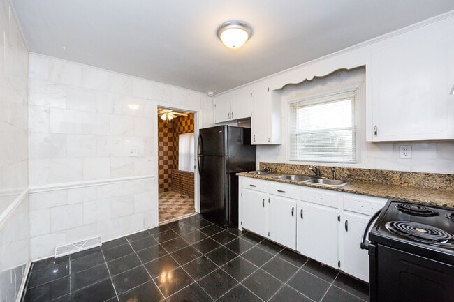 Building Photo - "Charming 3-Bedroom Retreat with Gleaming Hardwood Floors in Westerly Hills!"