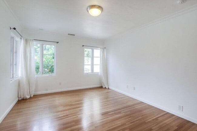 Building Photo - Charming 3 Bedroom Kensington Home