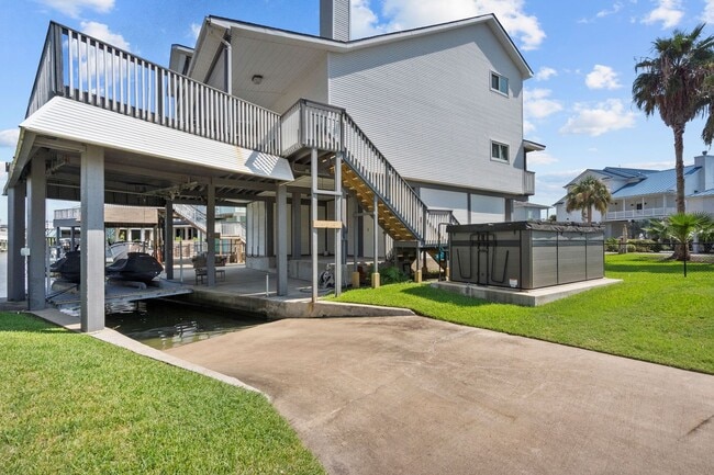 Building Photo - Waterfront Living at Its Best – For Rent on Tiki Island