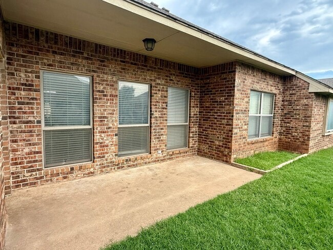Building Photo - Beautiful 4 Bed 3 Bath Home with Great Loc...