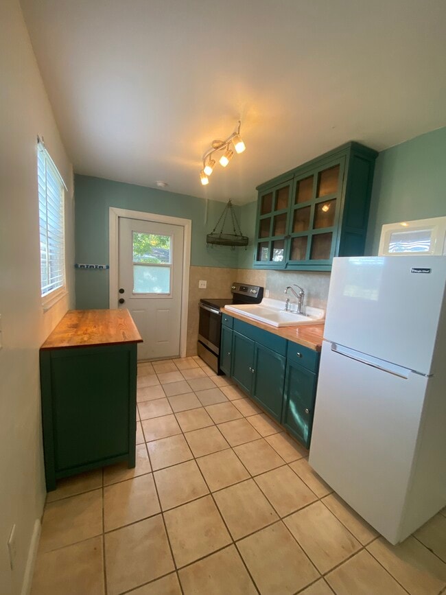 Building Photo - 6237 SE Lake Circle Dr