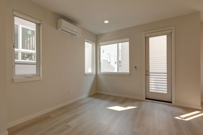 Building Photo - Beautiful 2bd, 2ba Townhome Available in C...