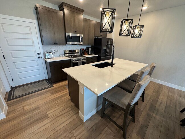 Building Photo - Modern 3-Bed, 2-Bath Townhome with Spaciou...