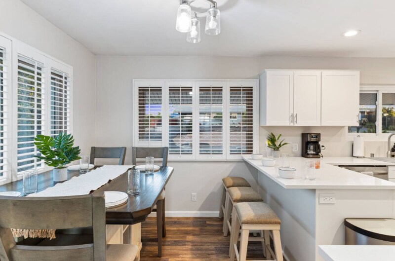 Building Photo - 321 W Kalmia St