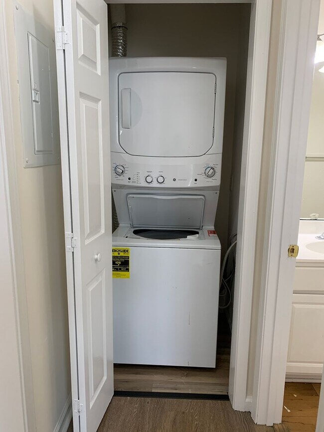 Building Photo - 2 Bedroom, 2 Bath Condo in Holton Place - ...