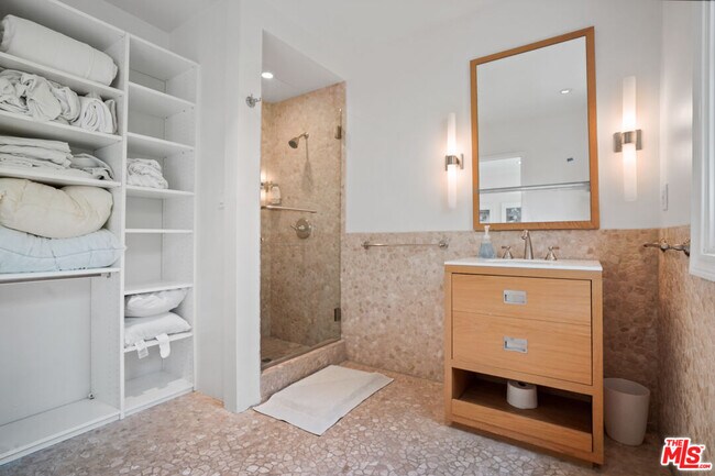 Building Photo - 215 S Medio Dr