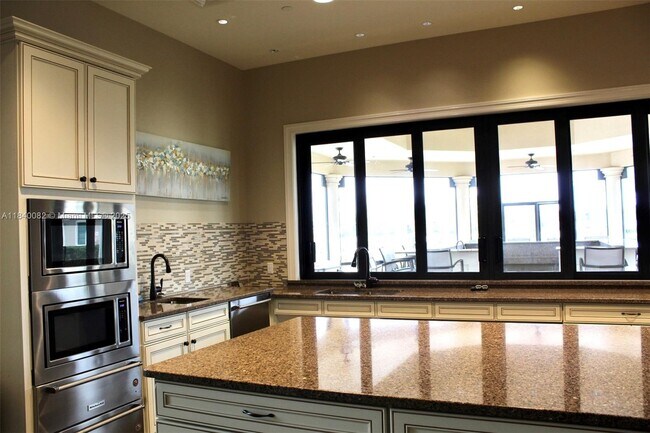 Building Photo - 620 SE Monet Dr