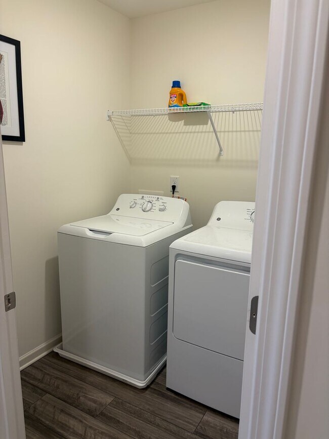 Building Photo - End-Unit Townhouse