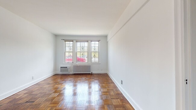Building Photo - MacArthur Park One Bedroom W/Off Street Pa...