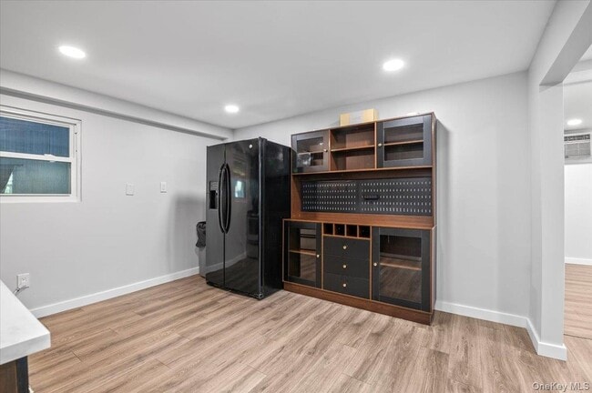 Building Photo - 570 Conklin St