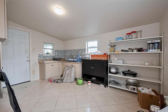 Building Photo - 8435 Westknoll Ln