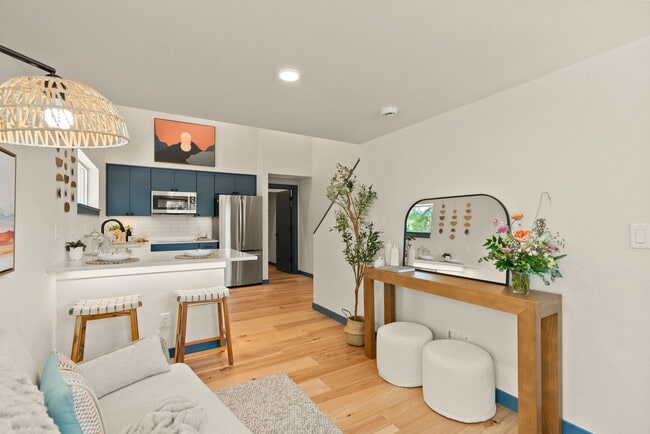 Building Photo - 960 NE Norton Ave