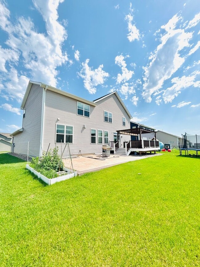Building Photo - Stunning 5bed/3 1/2 bath Home in Shakopee!