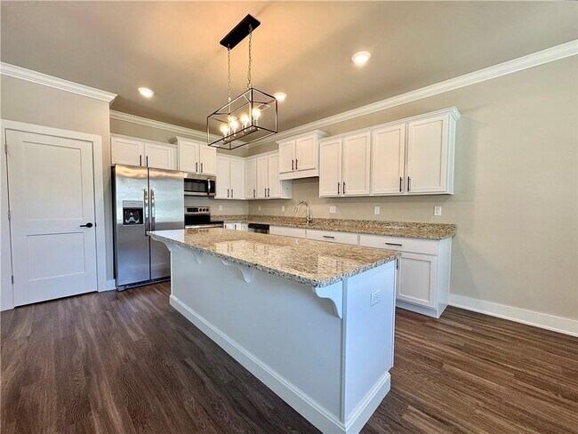 Building Photo - 811 NE Hts Ln