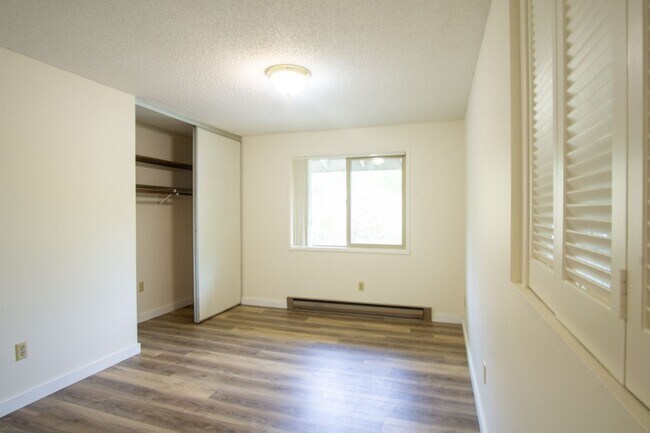 Building Photo - Spacious Top Flr 2Bdr Flat, W/D Hk-Up, D/W...