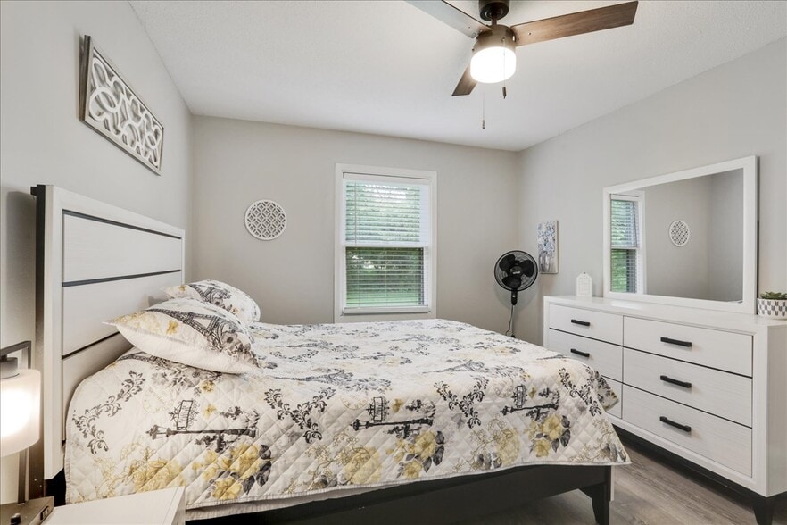 Master Bedroom #1 - Queen Bed, Dresser with Mirror, Large Closet - 1001 N Coler Ave