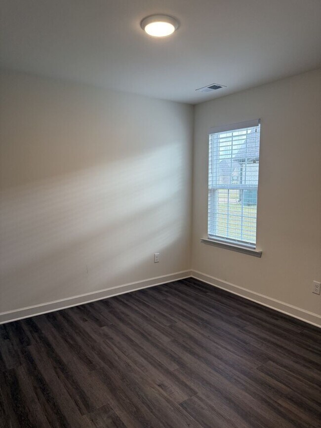 Building Photo - Beautiful 4-bedroom 3 full bathroom home i...