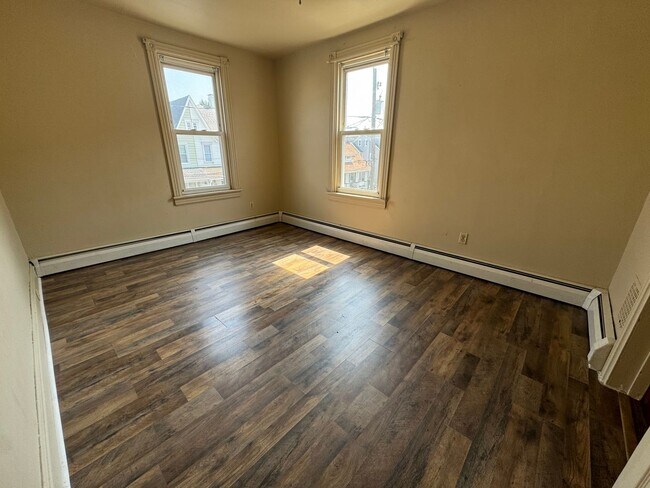 Building Photo - THREE BEDROOM/ONE BATH TWIN